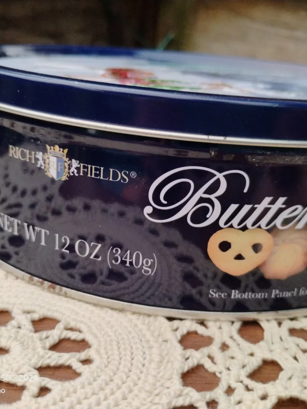 Rich Fields Butter Cookies Tin Reindeer with wreath in winter scene made 2010